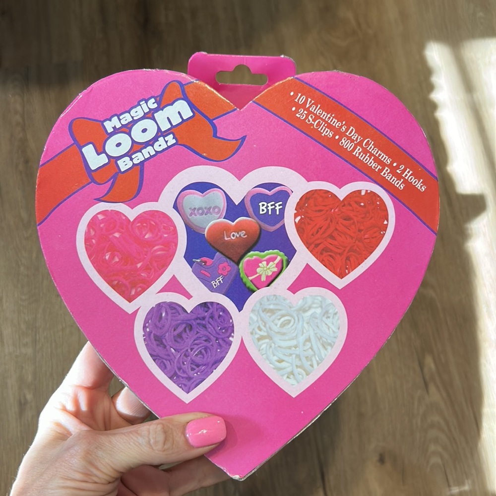 Magic Loom Bandz made for Valentines Day w charms in charming heart box. NIB